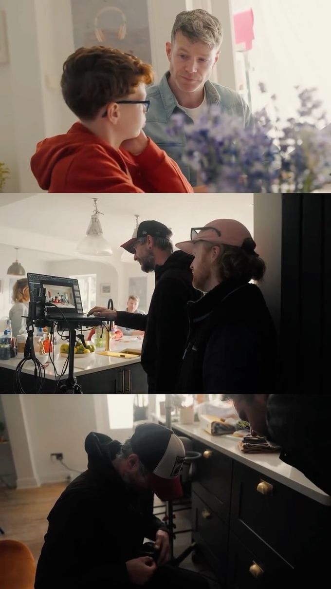 Hinter den Kulissen eines Filmdrehs: ein Junge im roten Hoodie mit einem Mann und ein Filmteam in einer Küche