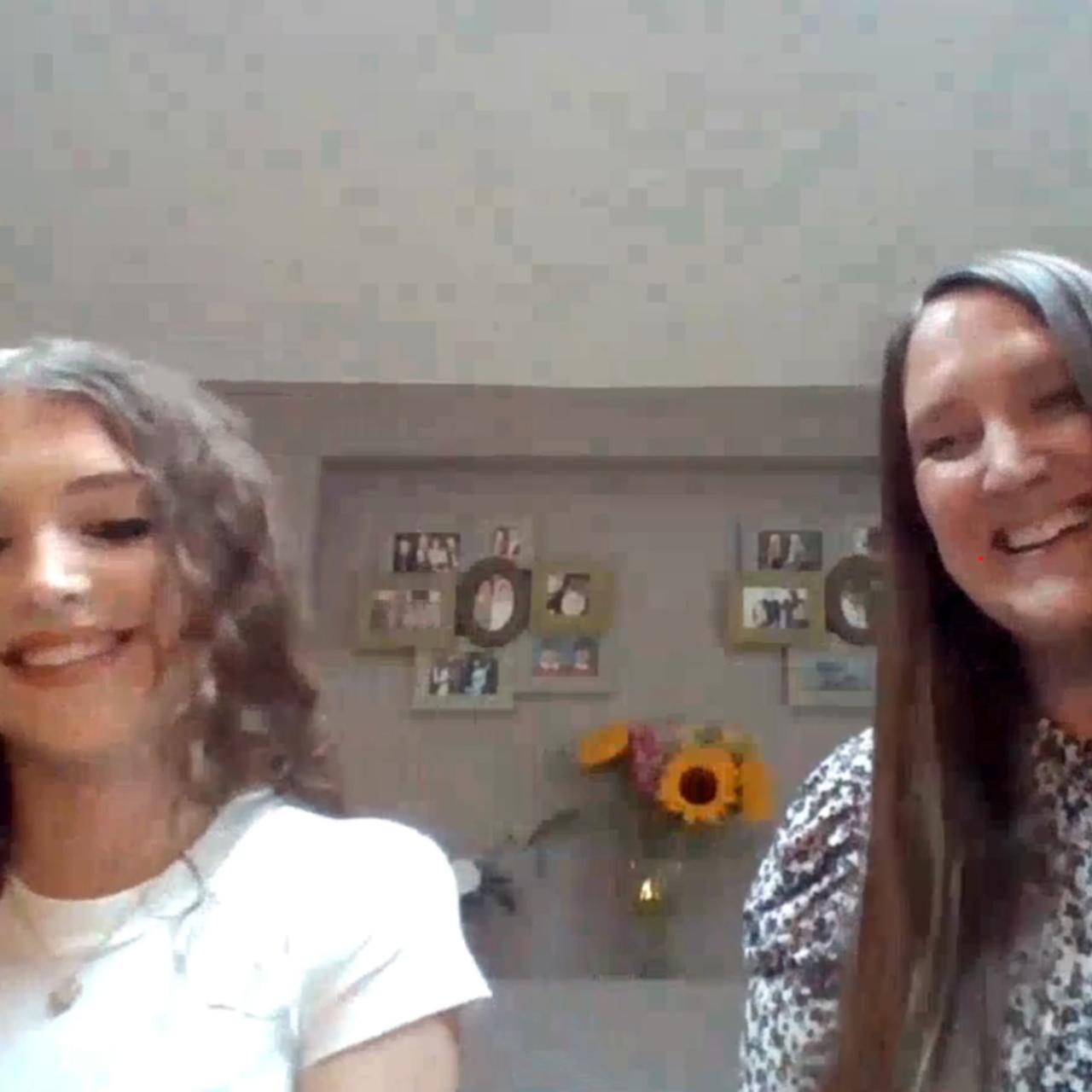 Vorschaubild: zwei Frauen lächeln während eines Video-Interviews.