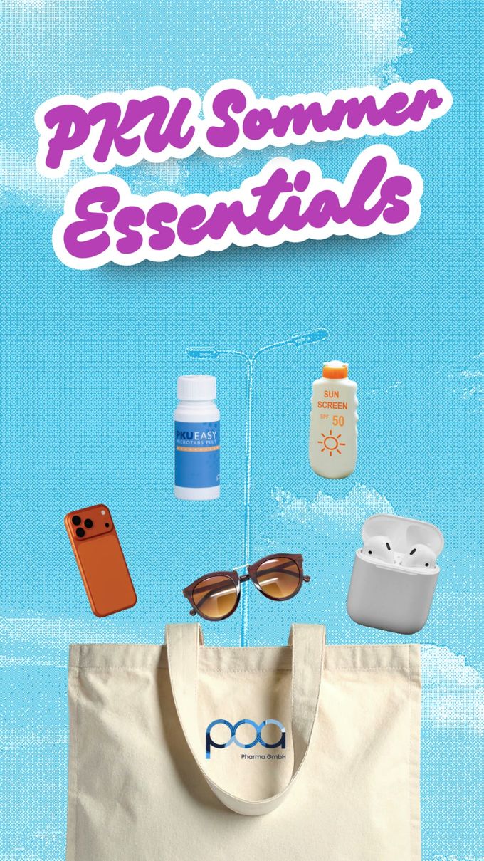 PKU Sommer Essentials: Sonnencreme, Sonnenbrille, Handy, Kopfhörer und PKU Easy Microtabs über einer POA-Stofftasche