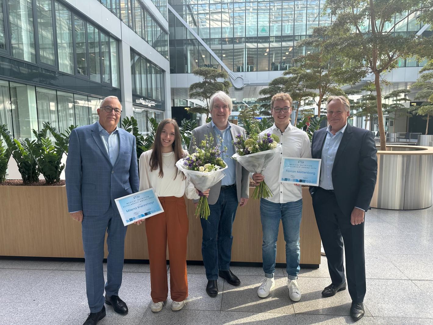 Ton und Ren mit den Gewinnern des POA-Stipendiums 2024