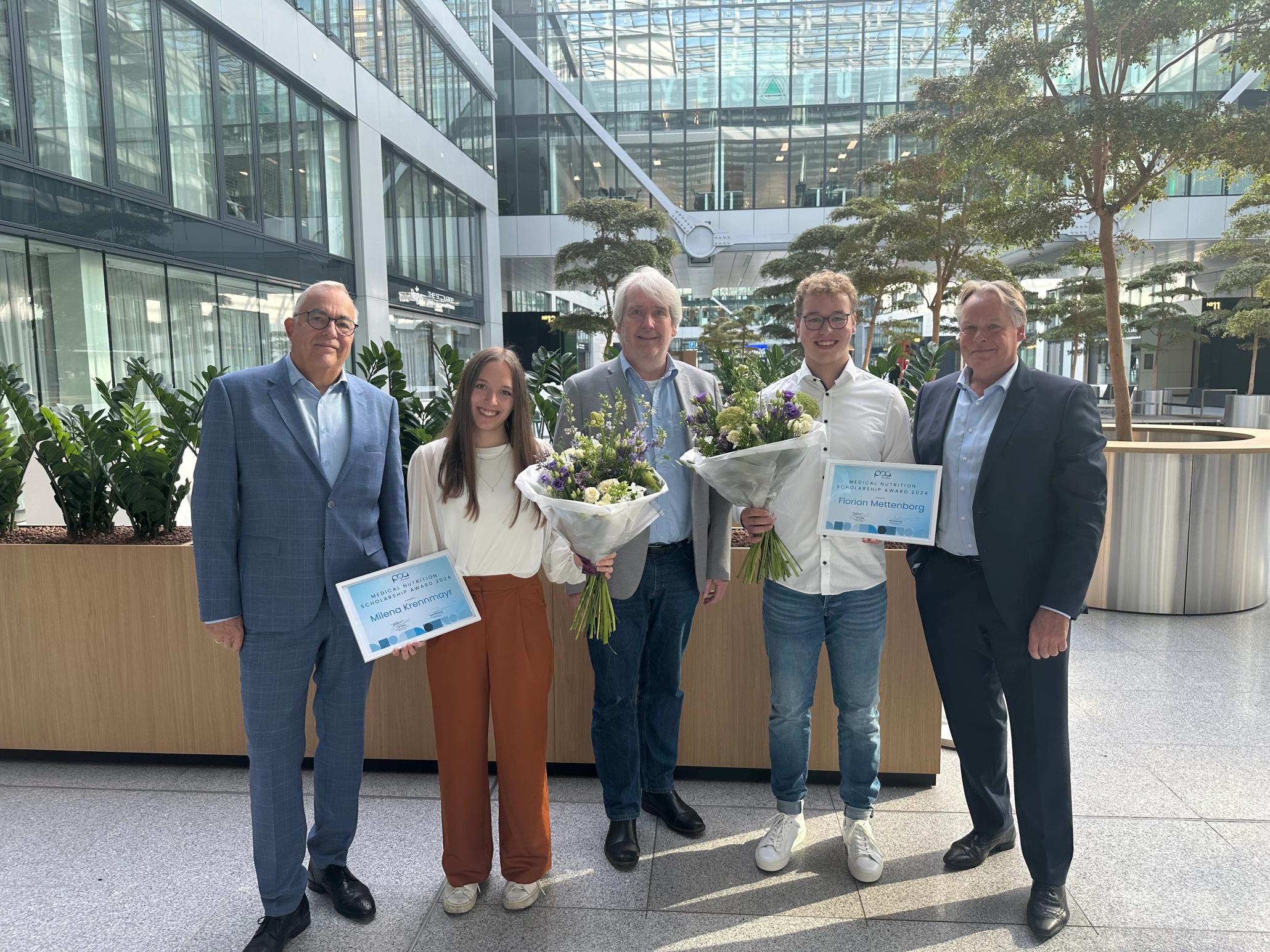 Ton und Ren mit den Gewinnern des POA-Stipendiums 2024
