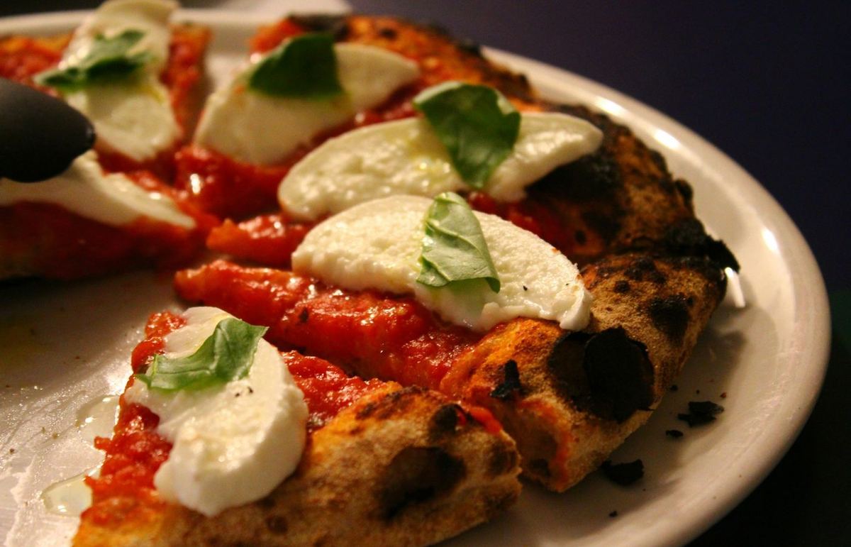 Pizza Margherita mit Mozzarella und Basilikum