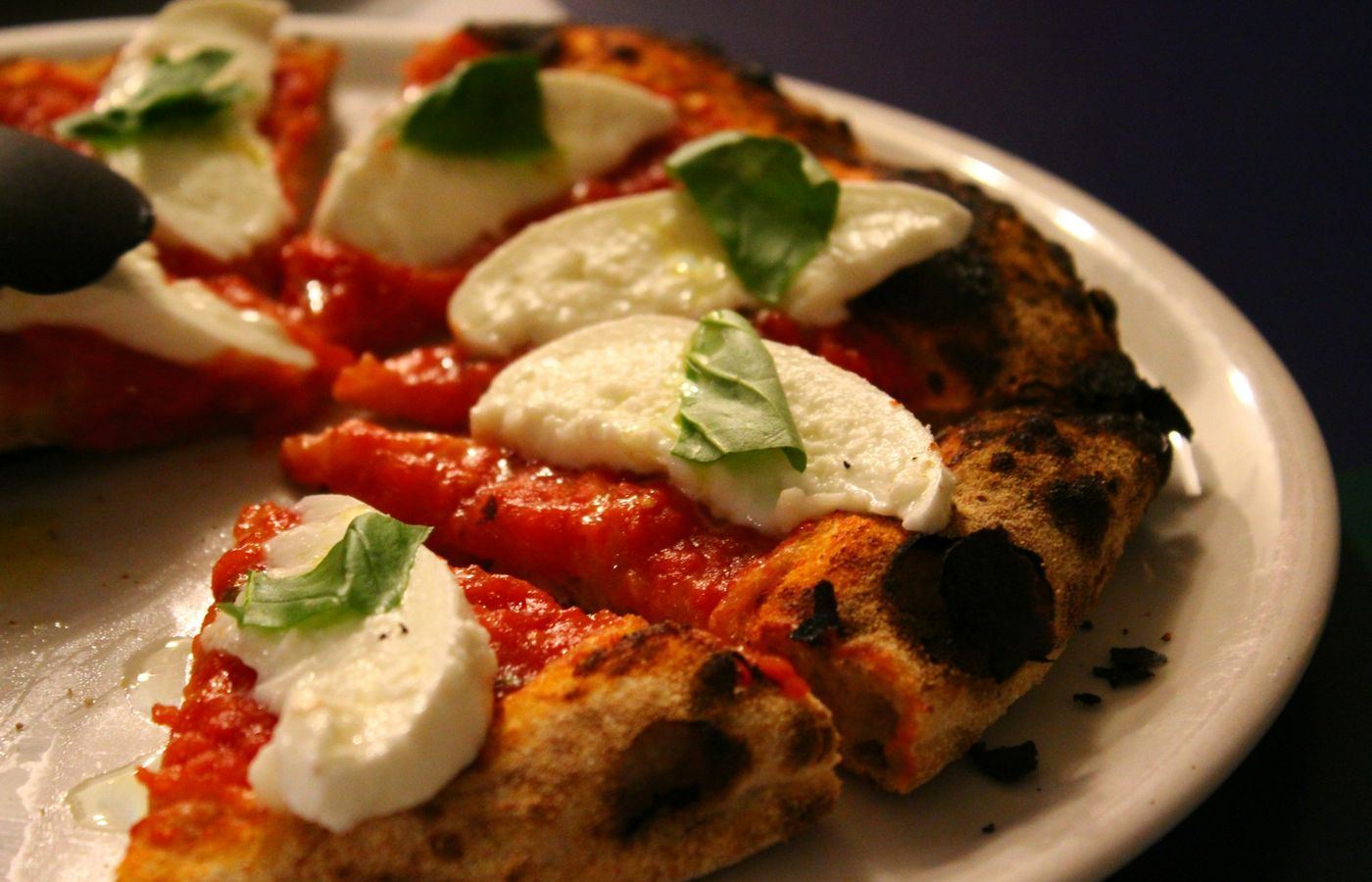 Pizza Margherita mit Mozzarella und Basilikum in Nahaufnahme