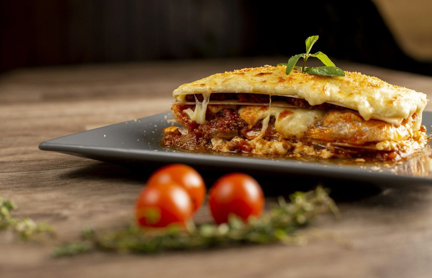 Lasagna mit Bolognese und goldbraun überbackenem Käse