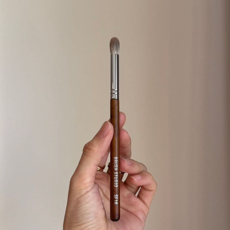 SF16 Silver Fox Blending Brush
แปรงแต่งตาขนจิ้งจอกเงิน - 5
