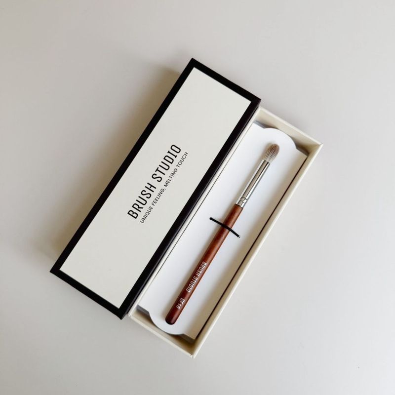 SF16 Silver Fox Blending Brush
แปรงแต่งตาขนจิ้งจอกเงิน - 4