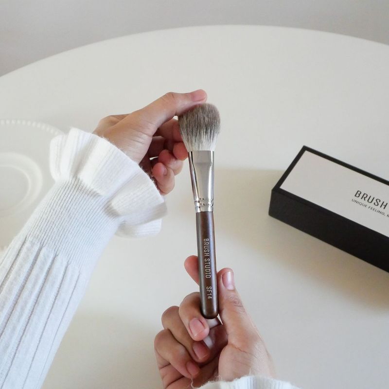 SF14 Silver Fox Blush Brush
แปรงปัดแก้มขนจิ้งจอกเงิน - 6