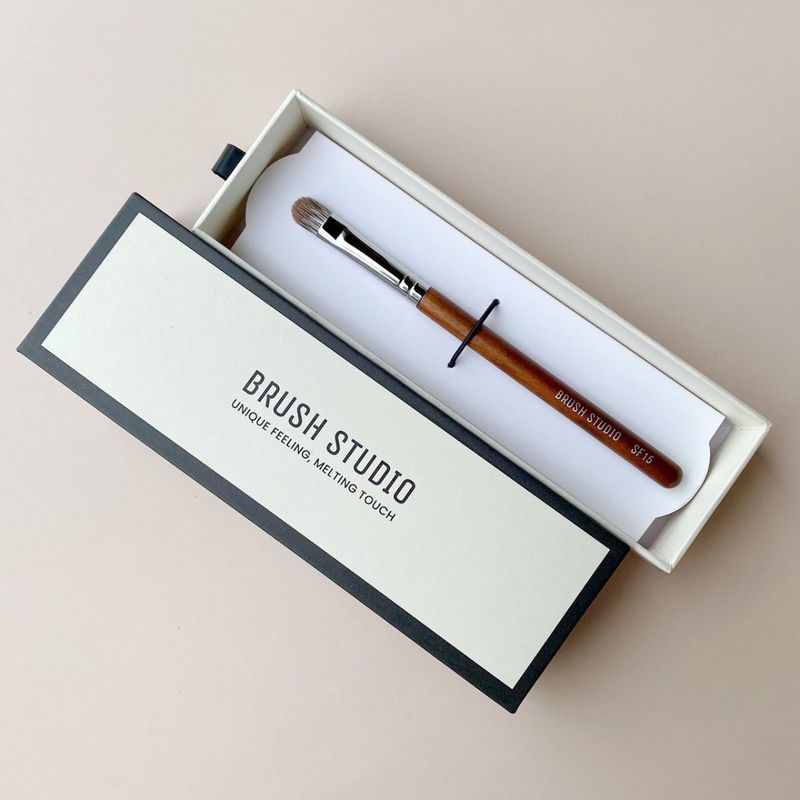 SF15 Silver Fox Medium Eyeshadow Brush
แปรงแต่งตาขนจิ้งจอกเงินขนาดกลาง - 3