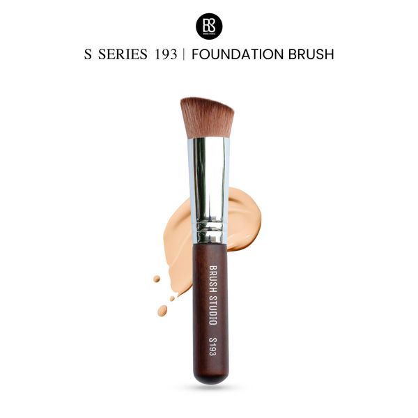 S193 Foundation Brush
แปรงลงรองพื้น
