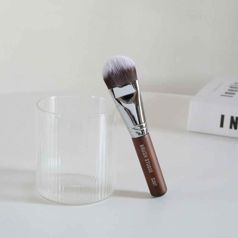 S207 Foundation Brush
แปรงลงรองพื้นทรงแบน - 8