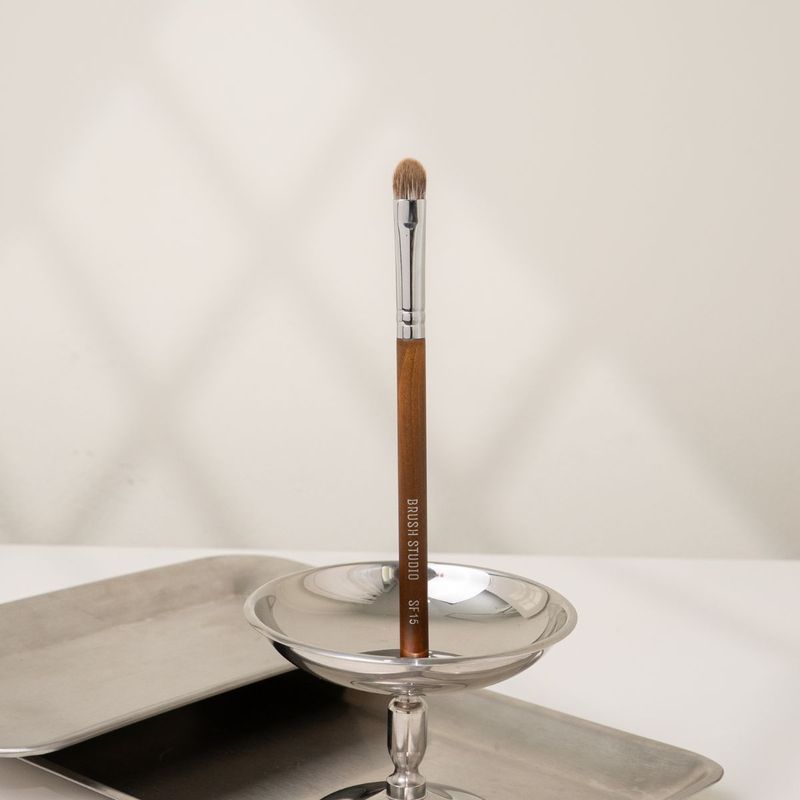 SF15 Silver Fox Medium Eyeshadow Brush
แปรงแต่งตาขนจิ้งจอกเงินขนาดกลาง - 2