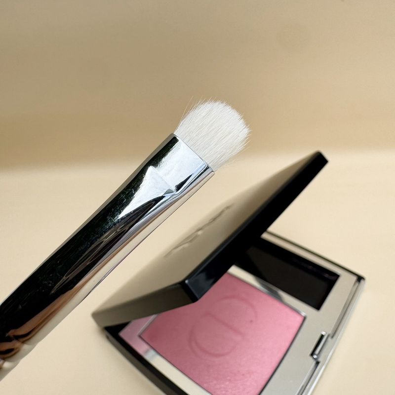 S303 Eye Shader Brush
แปรงแต่งตาขนาดกลาง - 3