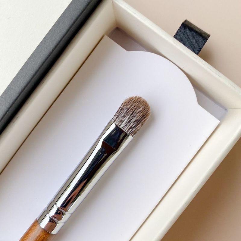 SF15 Silver Fox Medium Eyeshadow Brush
แปรงแต่งตาขนจิ้งจอกเงินขนาดกลาง - 5