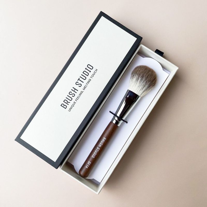 SF14 Silver Fox Blush Brush
แปรงปัดแก้มขนจิ้งจอกเงิน - 4