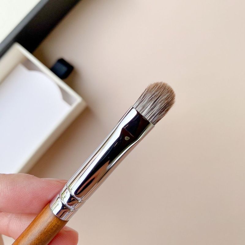 SF15 Silver Fox Medium Eyeshadow Brush
แปรงแต่งตาขนจิ้งจอกเงินขนาดกลาง - 4