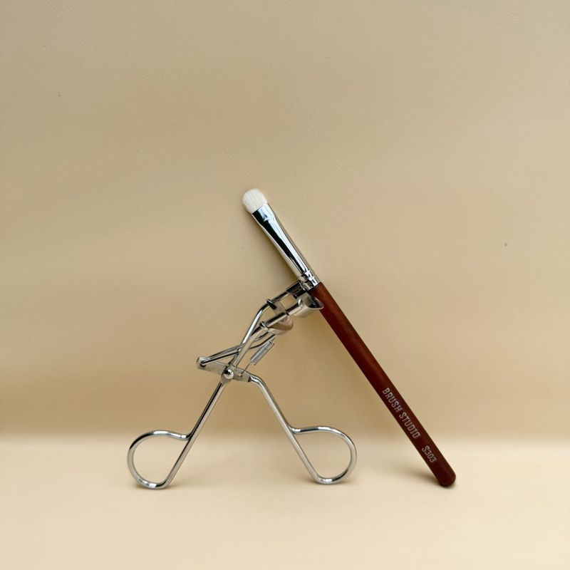 S303 Eye Shader Brush
แปรงแต่งตาขนาดกลาง - 2