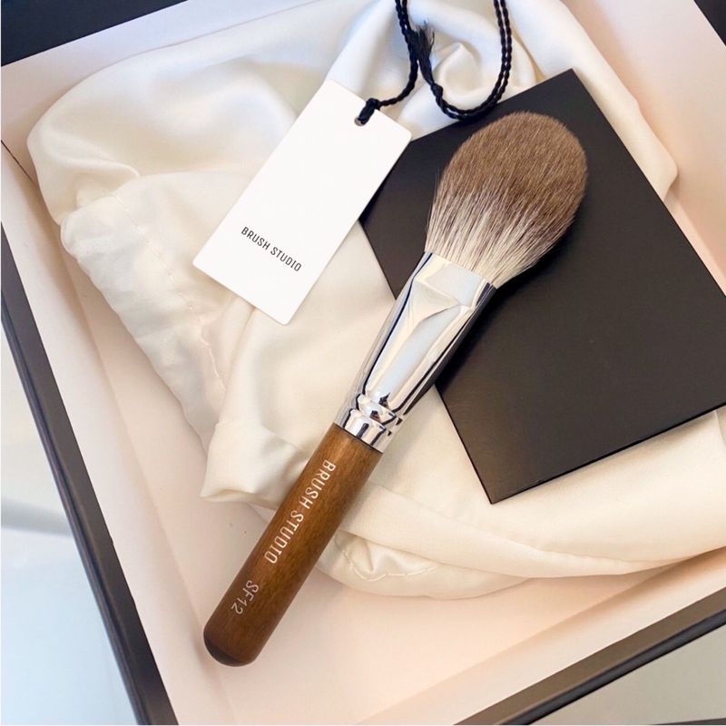 SF12 Silver Fox Powder Brush
แปรงแป้งเอนกประสงค์ขนจิ้งจอกเงิน - 3