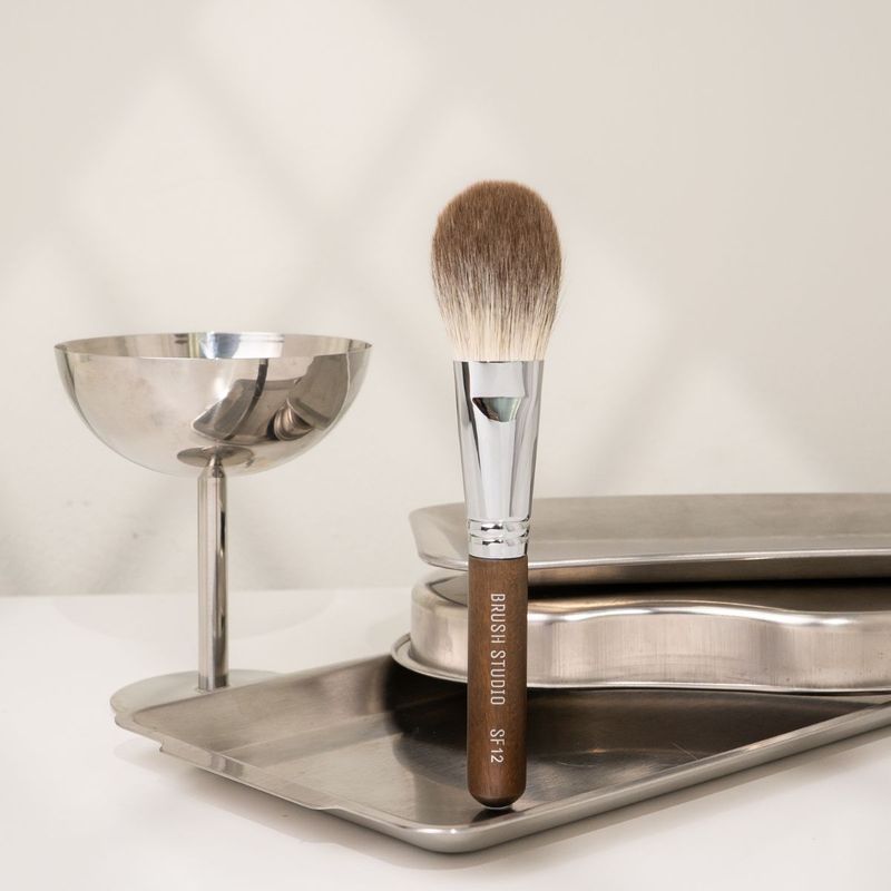 SF12 Silver Fox Powder Brush
แปรงแป้งเอนกประสงค์ขนจิ้งจอกเงิน - 2
