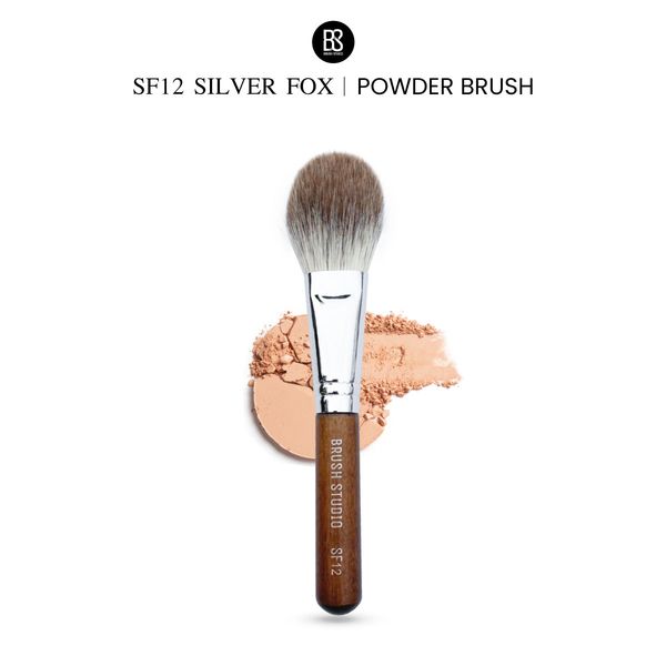 SF12 Silver Fox Powder Brush
แปรงแป้งเอนกประสงค์ขนจิ้งจอกเงิน