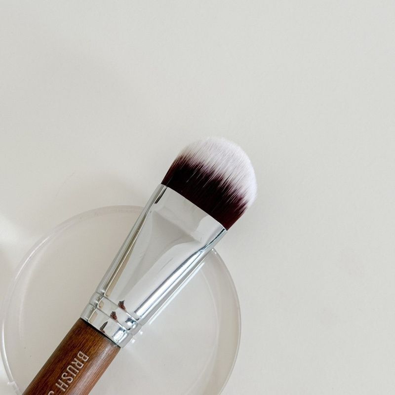 S207 Foundation Brush
แปรงลงรองพื้นทรงแบน - 6