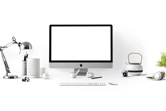 Ergonomischer Arbeitsplatz mit Monitorarm