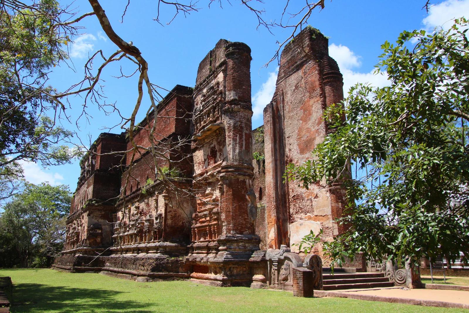 Lankatilaka Image House, Polonnaruwa