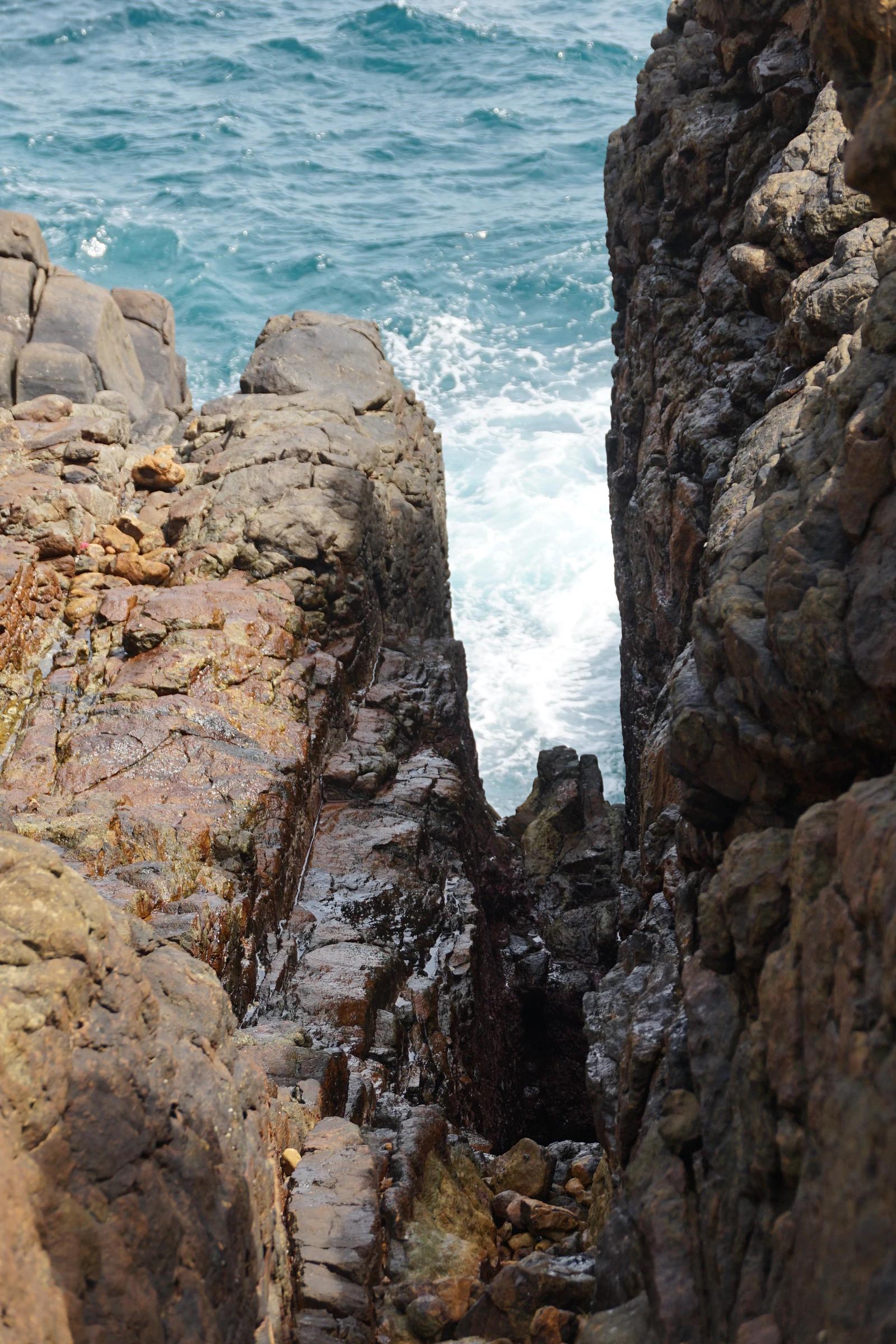 Rock fissure and seawater at Hummanaya Blow Hole