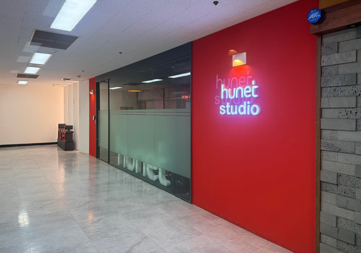 株式会社HUNET(休ネット)のスタジオで特別講義の収録を行うGTS Advisory代表 木村正博