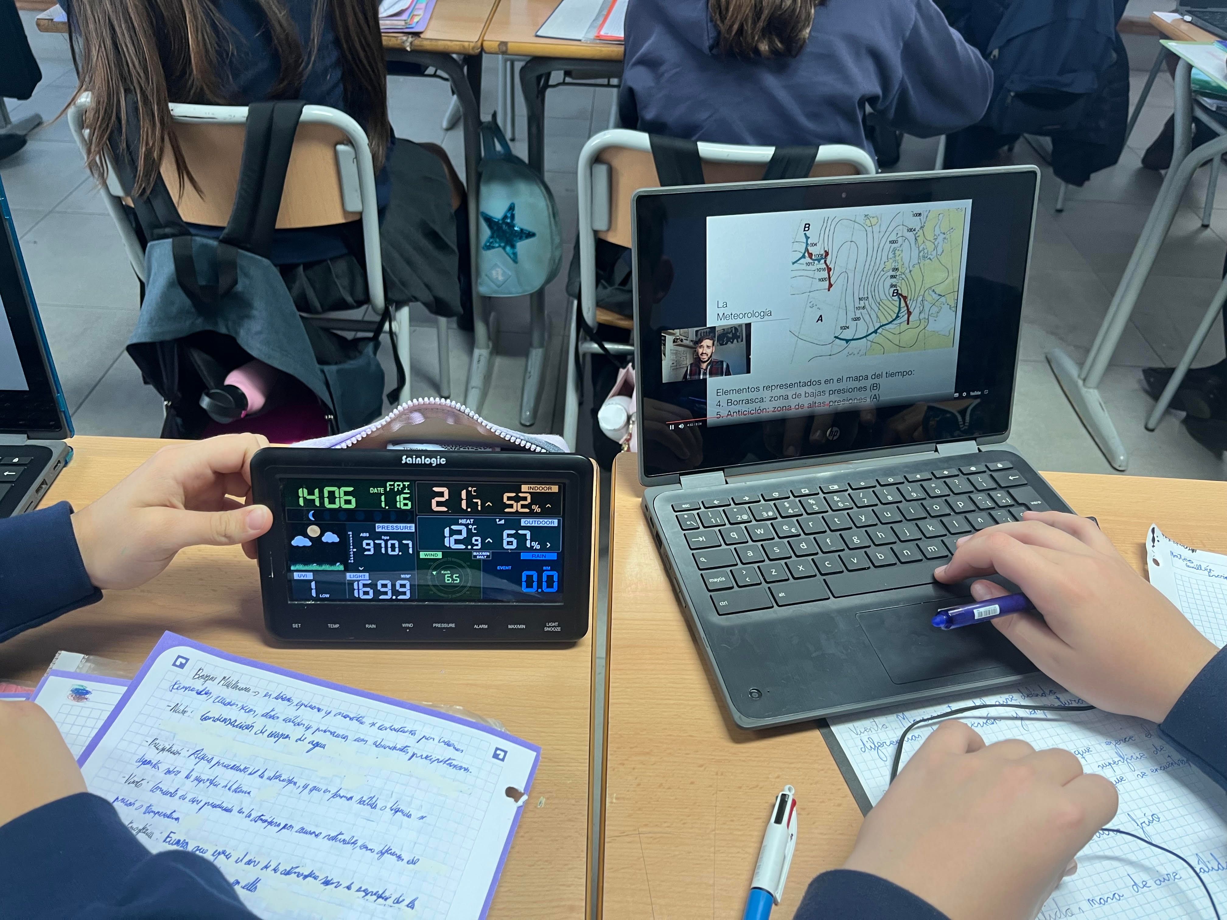 Alumnado de Secundaria en una actividad practica del colegio