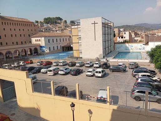 Acceso y parking del colegio