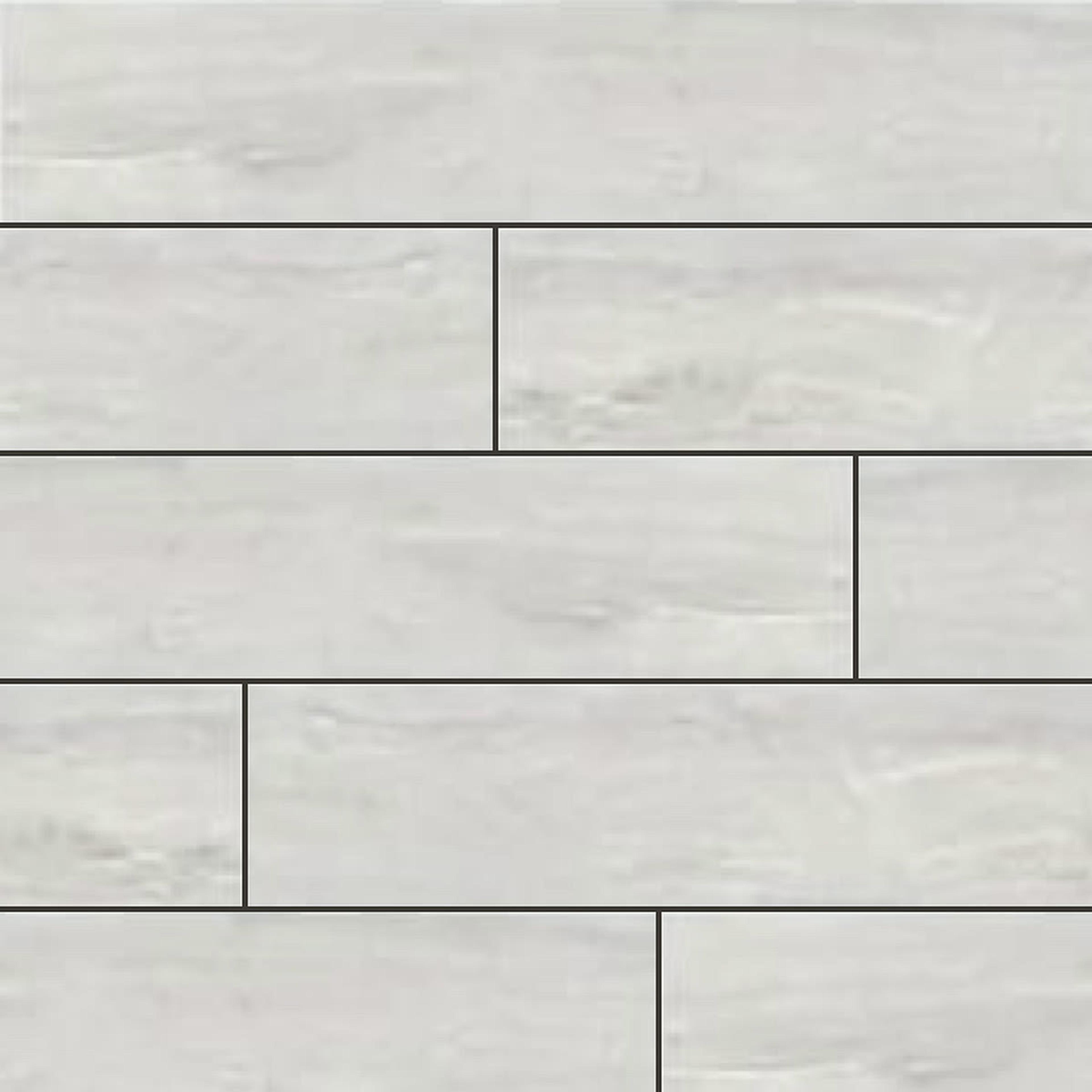 Muestra de porcelanato símil madera blanco grisáceo