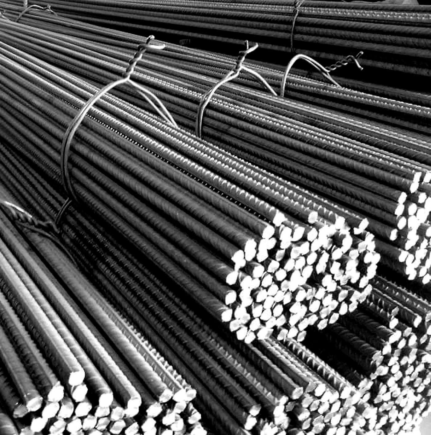 Paquetes de barras de hierro corrugado atadas con alambre