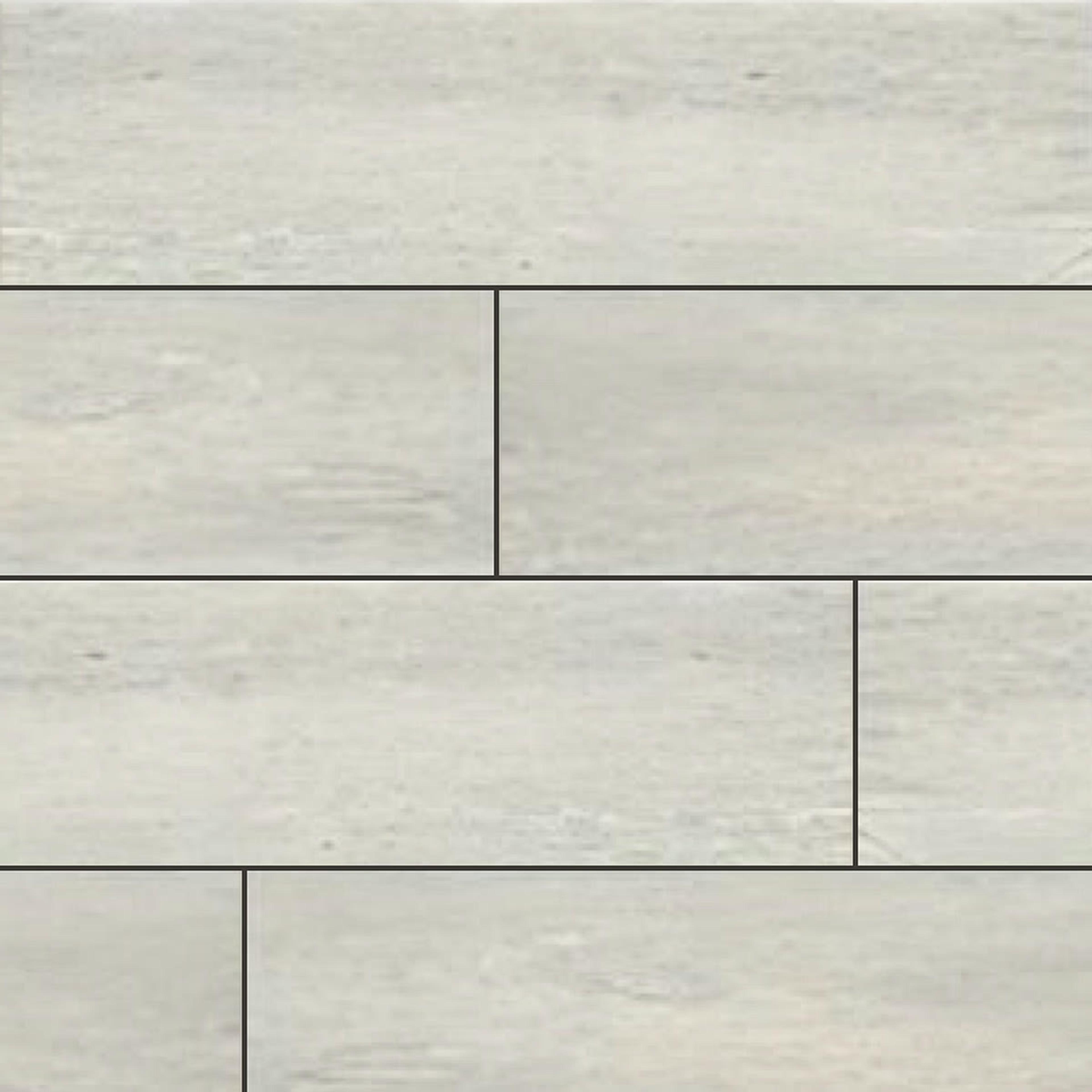 Muestra de porcelanato símil madera fresno gris