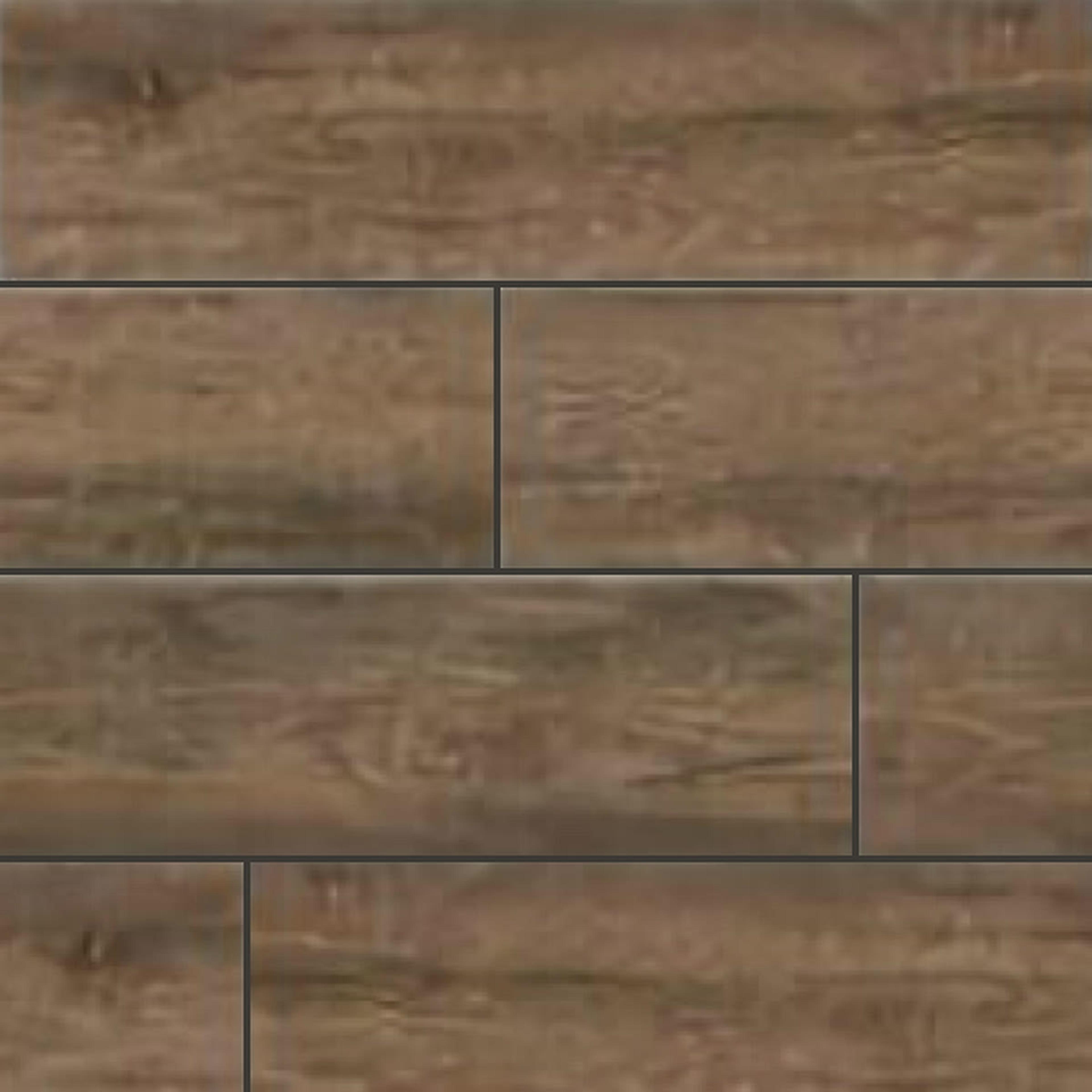 Muestra de porcelanato símil madera castaño oscuro