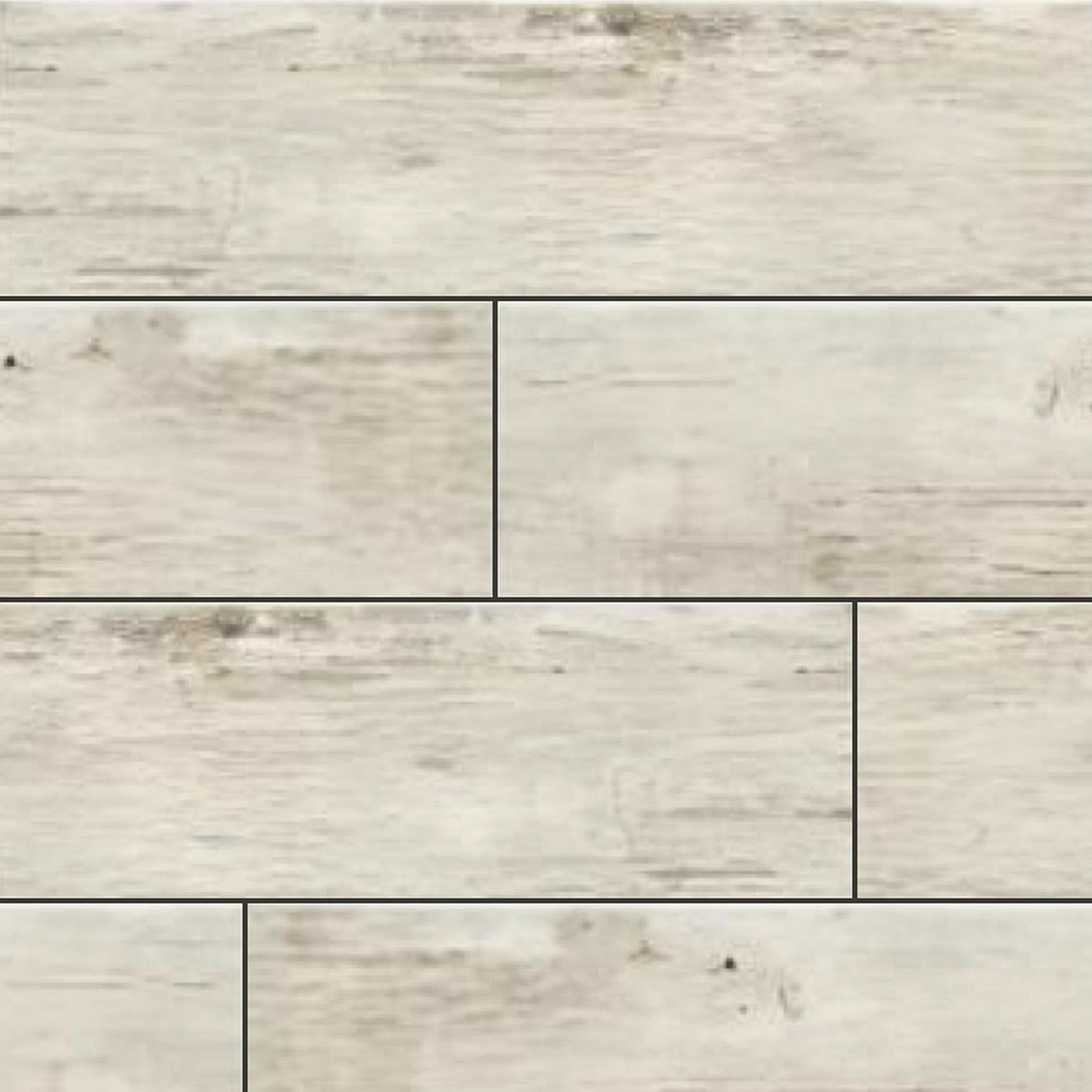 Muestra de porcelanato símil madera blanco envejecido