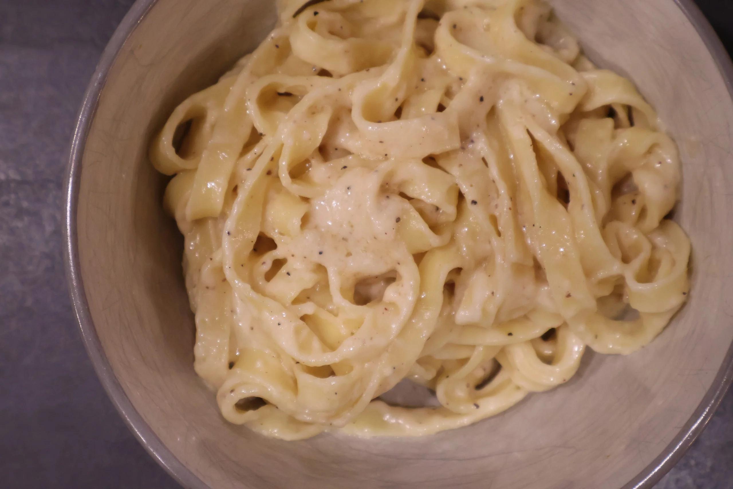 A bowl of freshly made fettuccine alfredo, the benchmark the reheated plates were judged against