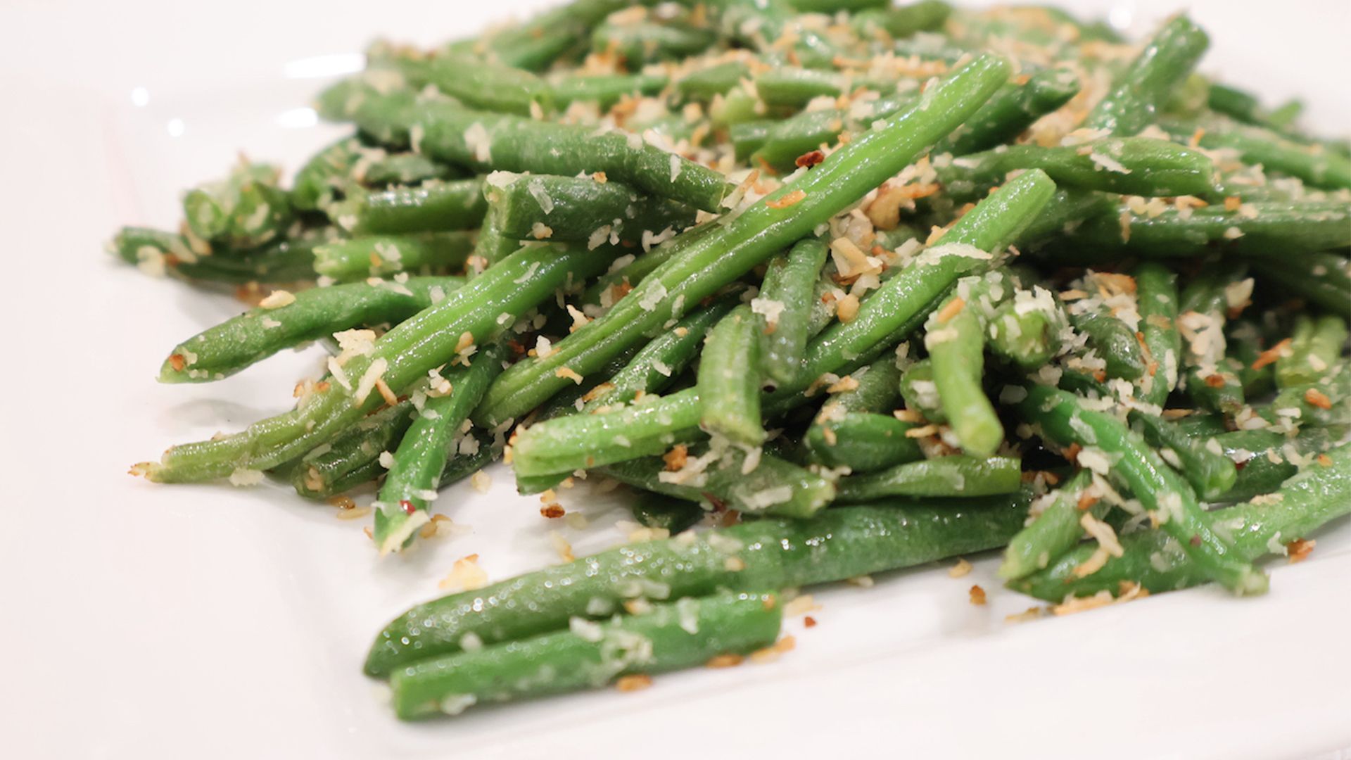 Easy Sautéed Green Beans with Coconut and Garlic