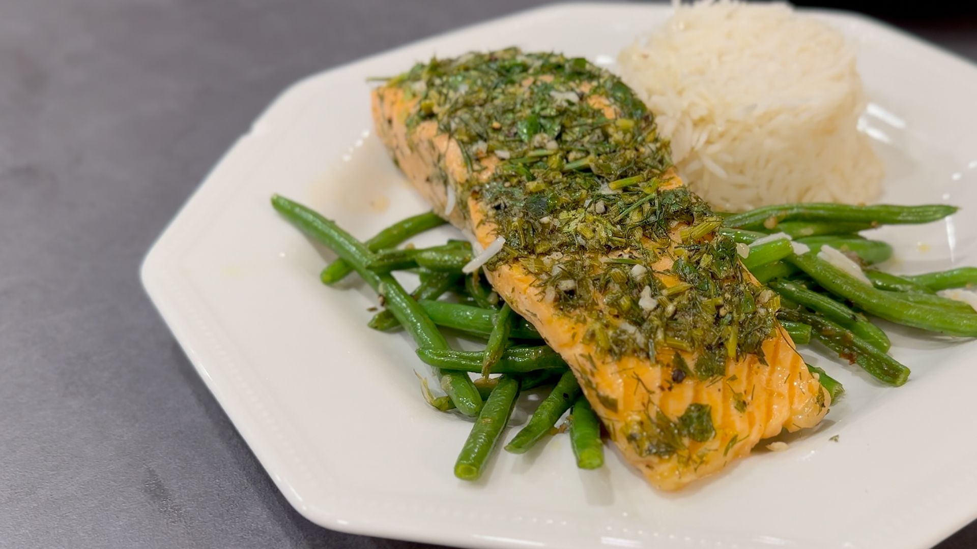 Easy Oven-Baked Salmon with Green Beans and Rice