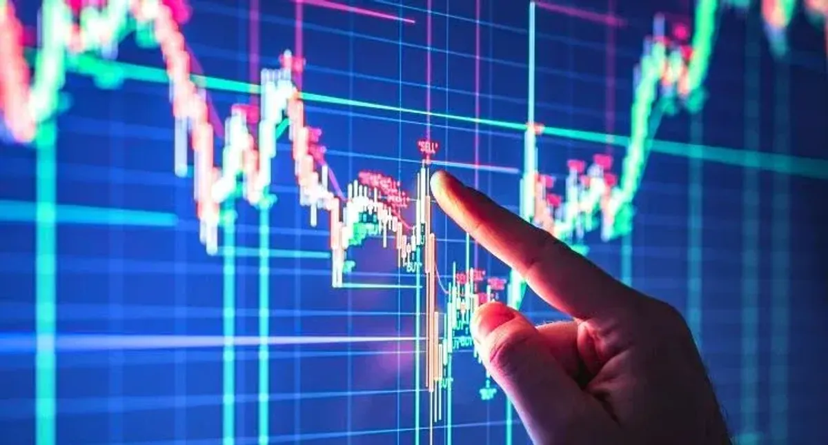 避险资金重新定价：黄金创新高对比特币震荡，深度解析资产分化逻辑