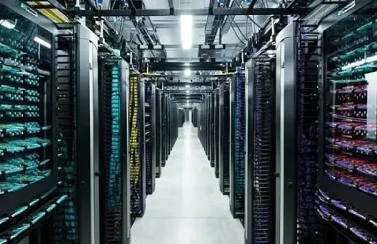 Arquitectura Nube‑Borde‑Dispositivo en SDN y Blockchain