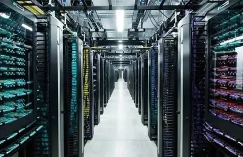 Arquitectura Nube‑Borde‑Dispositivo en SDN y Blockchain