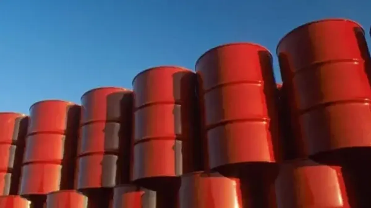 2026: Precio del petróleo roza 100 USD por barril