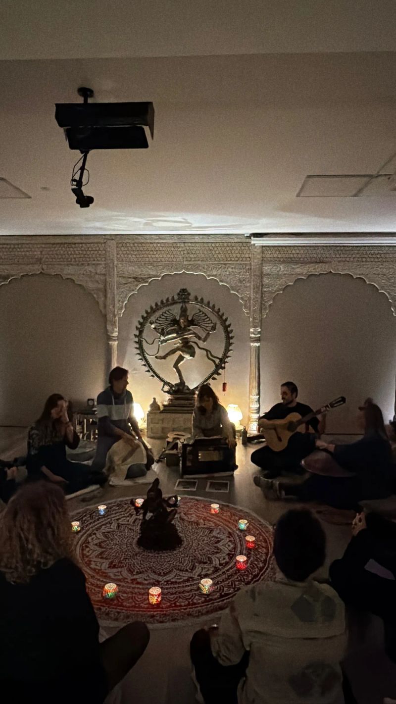 Mantra-Singen am Abend