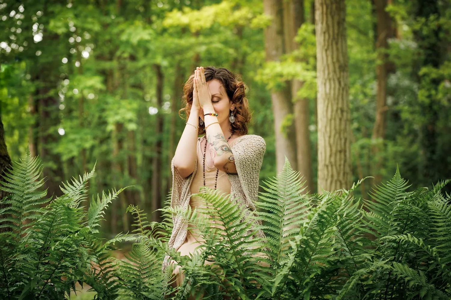 Jessica Walz beim Yoga im Wald