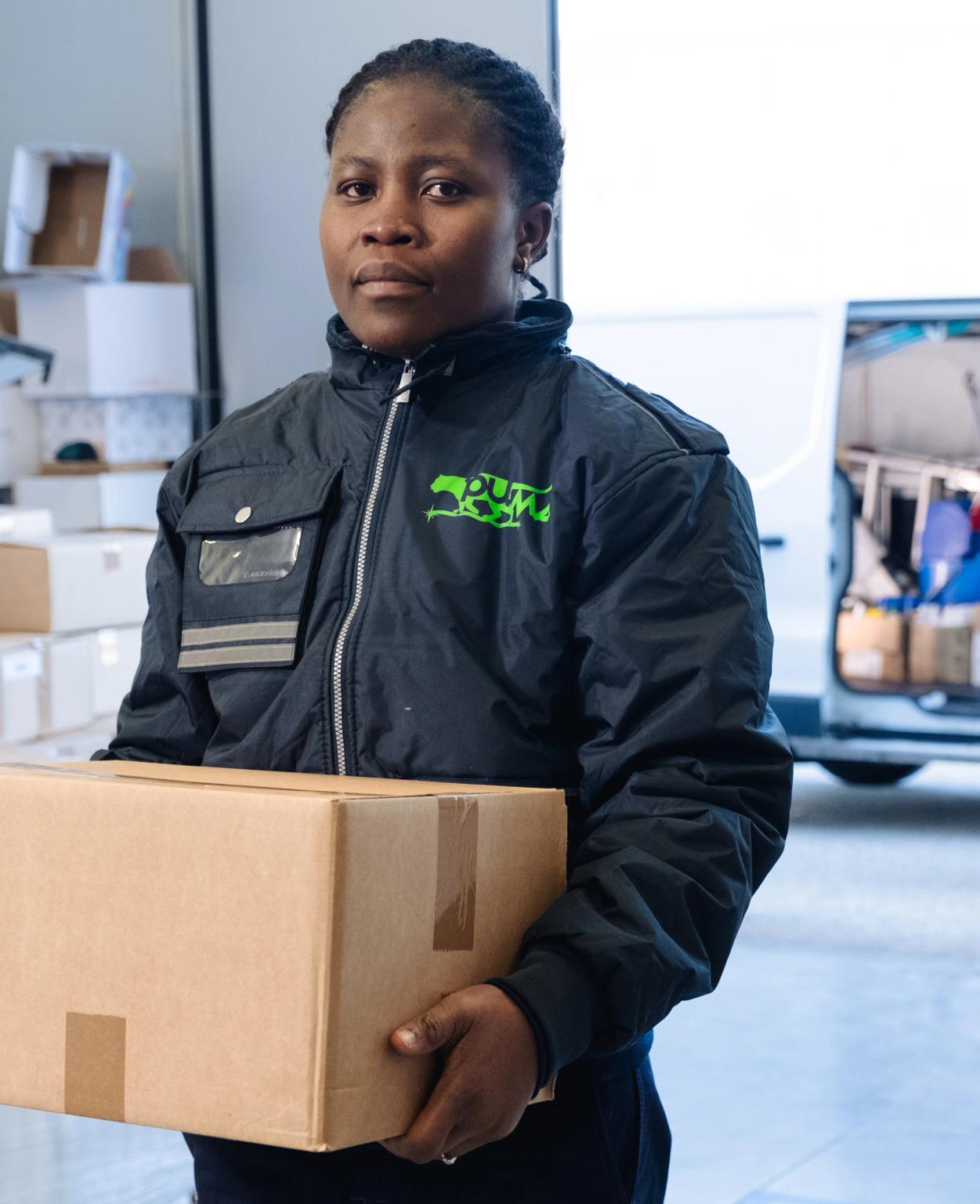 una persona con un pacco in mano