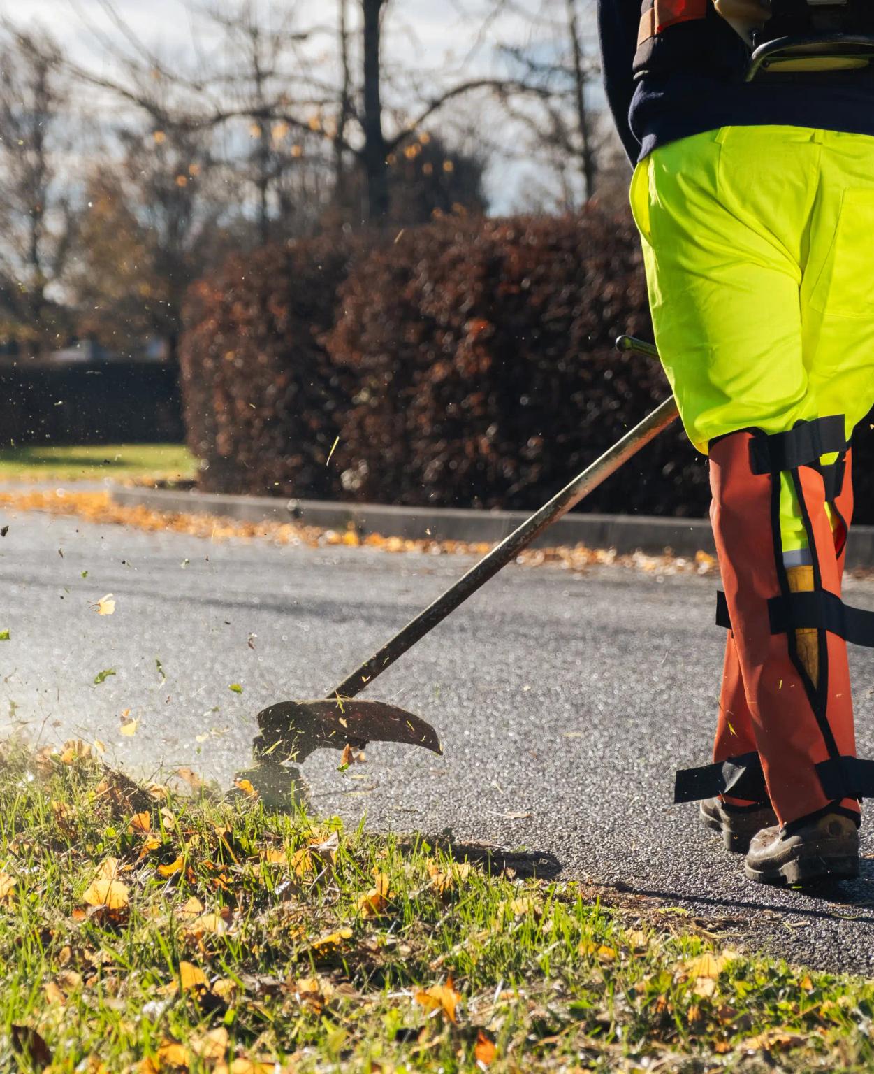 una persona che pulisce la strada