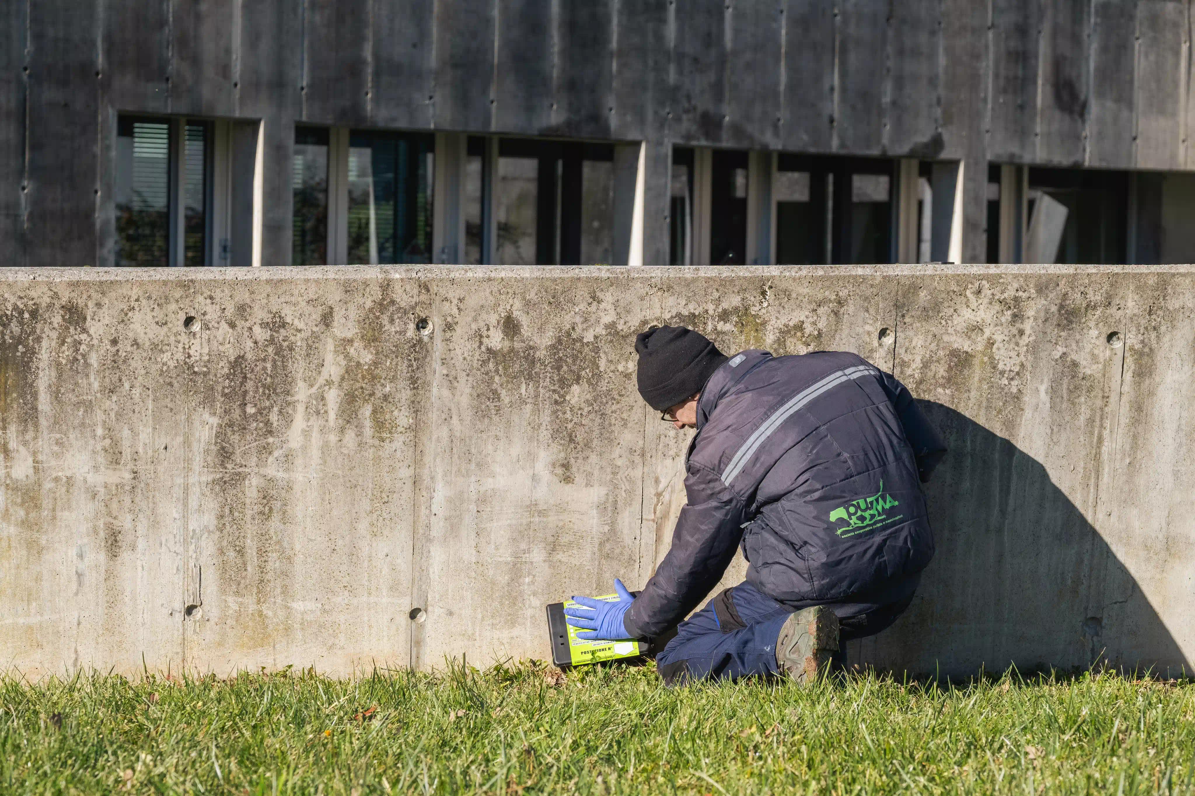 una persona che pulisce un muretto