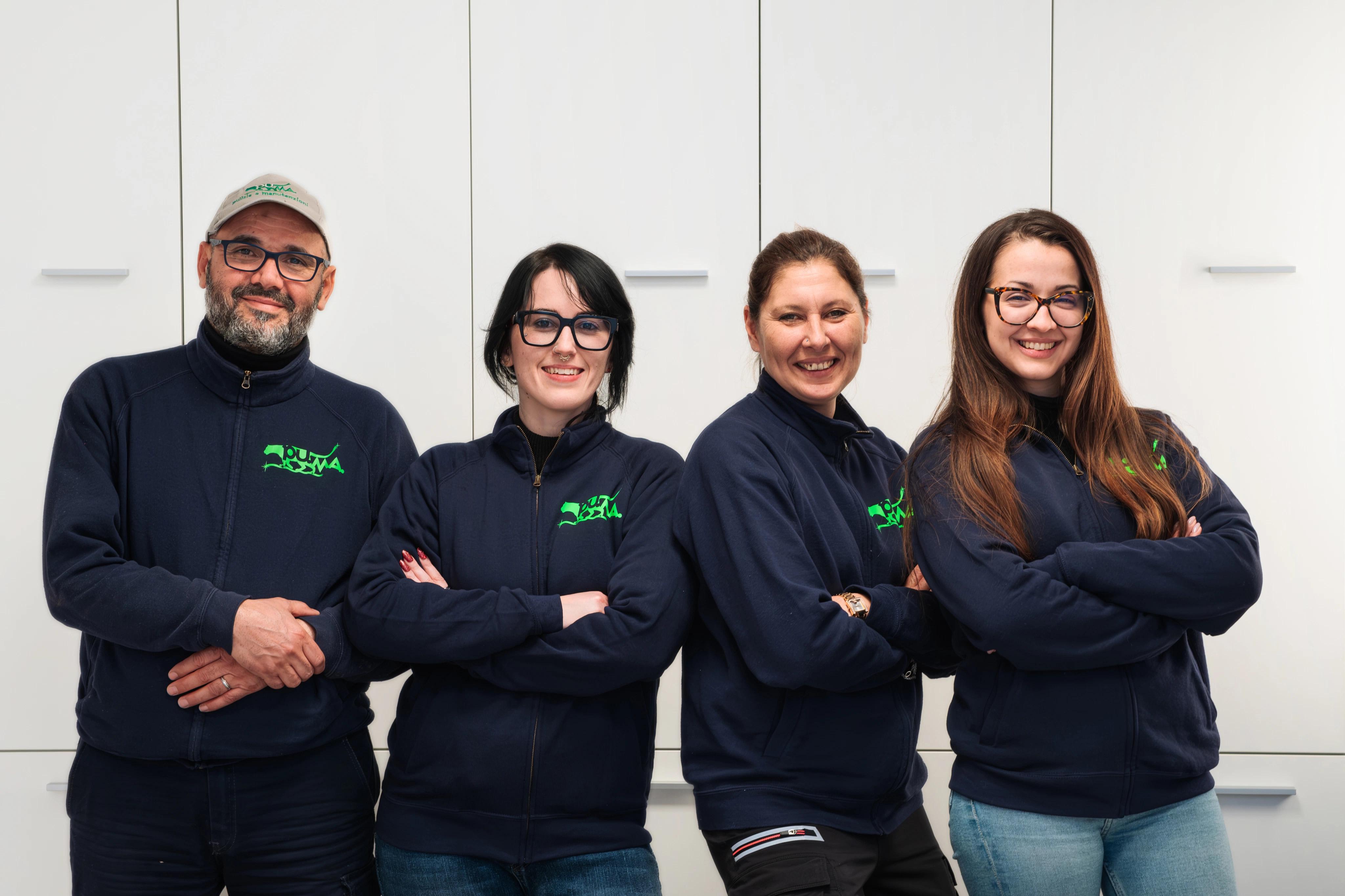 alcune persone che sorridono