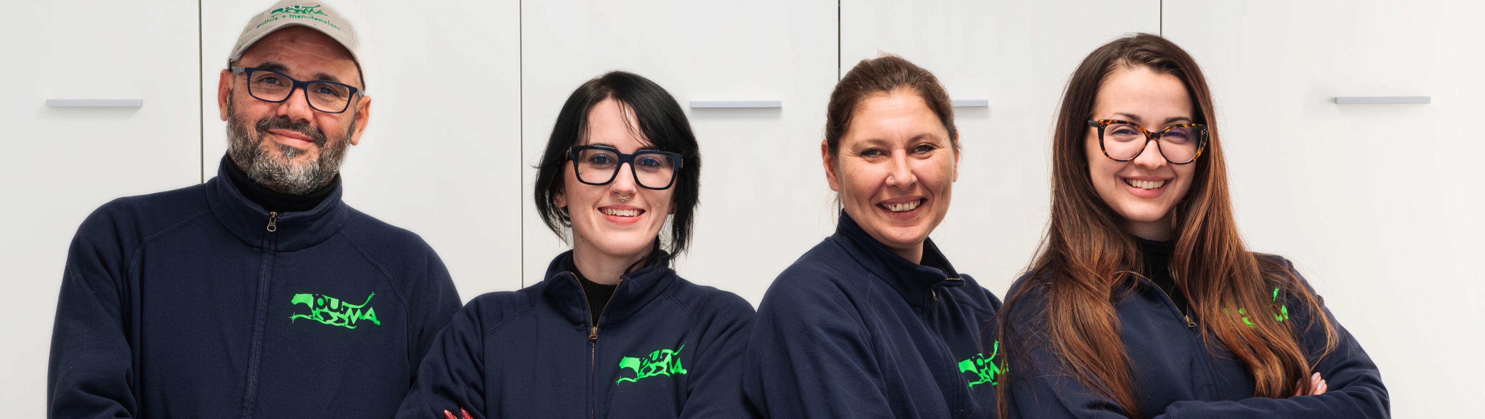 alcune persone che sorridono