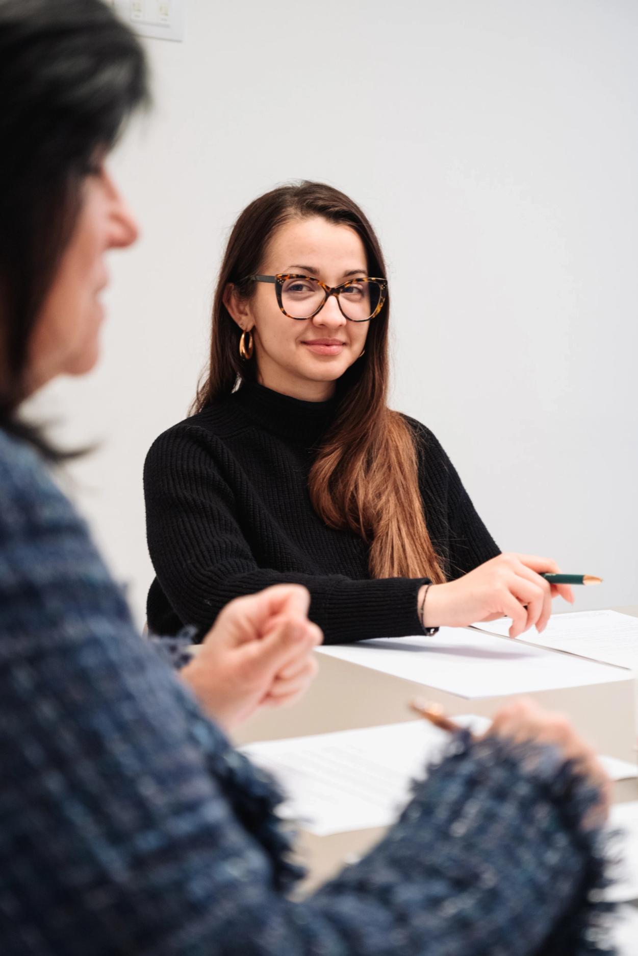 una ragazza che sorride